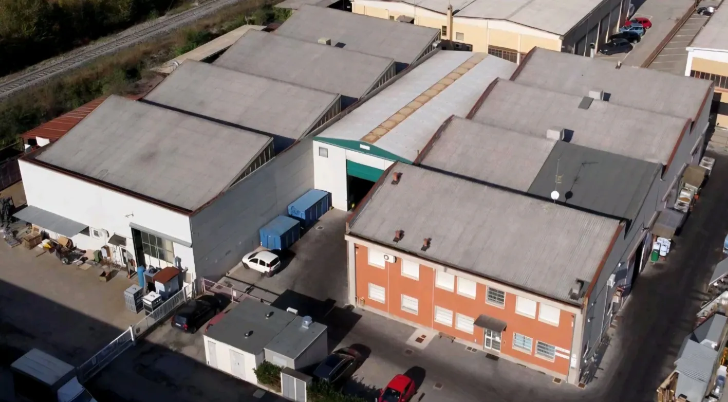 Stabilimenti adiacenti a quello produttivo. In questi capannoni avviene il lavaggio dei pezzi, l'imballo, il montaggio di altri componenti dove richiesto, stoccaggio del prodotto finito e delle materie prime